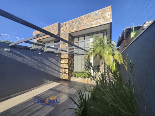 Casa Setor Santos Dumont. Linda casa 3 quartos, uma suíte com acabamento de luxo.