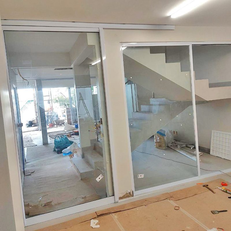 Porta de Correr Suspensa com Quadro Fixo na Lateral