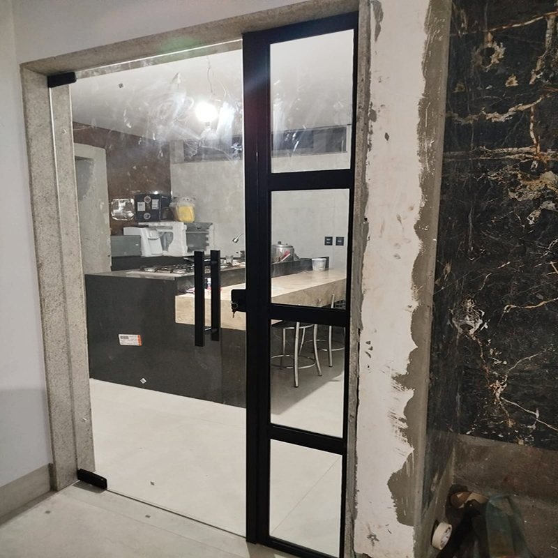 Porta de Blindex com Fixo - Esquadrias de Alumínio