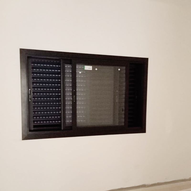 Janela de Alumínio com Persiana Integrada